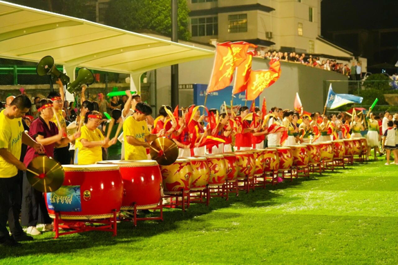 src, 步开放本地, 球迷